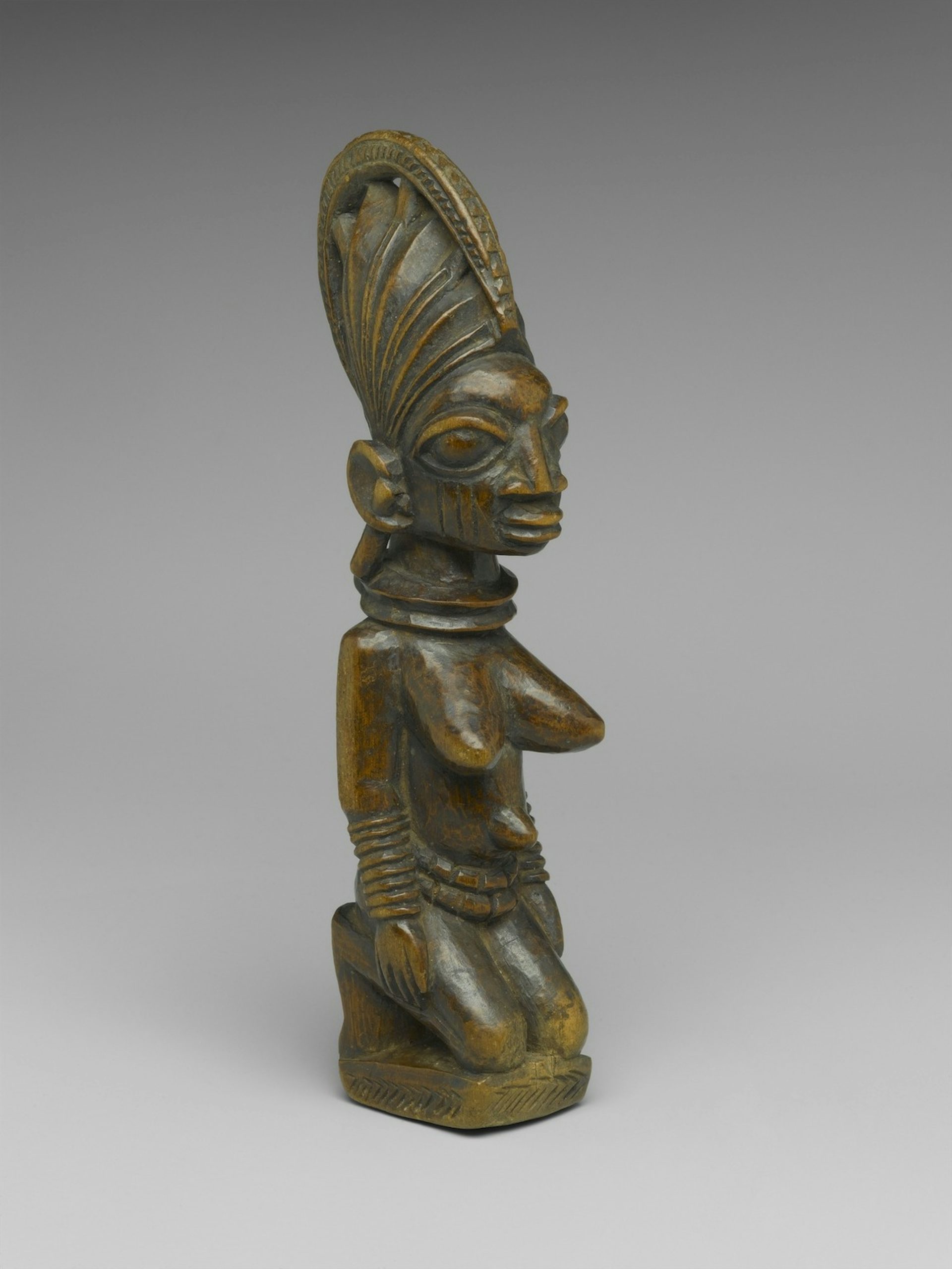 Kneeling female figure by Areogun of Osi (late 19th or early 20th century).