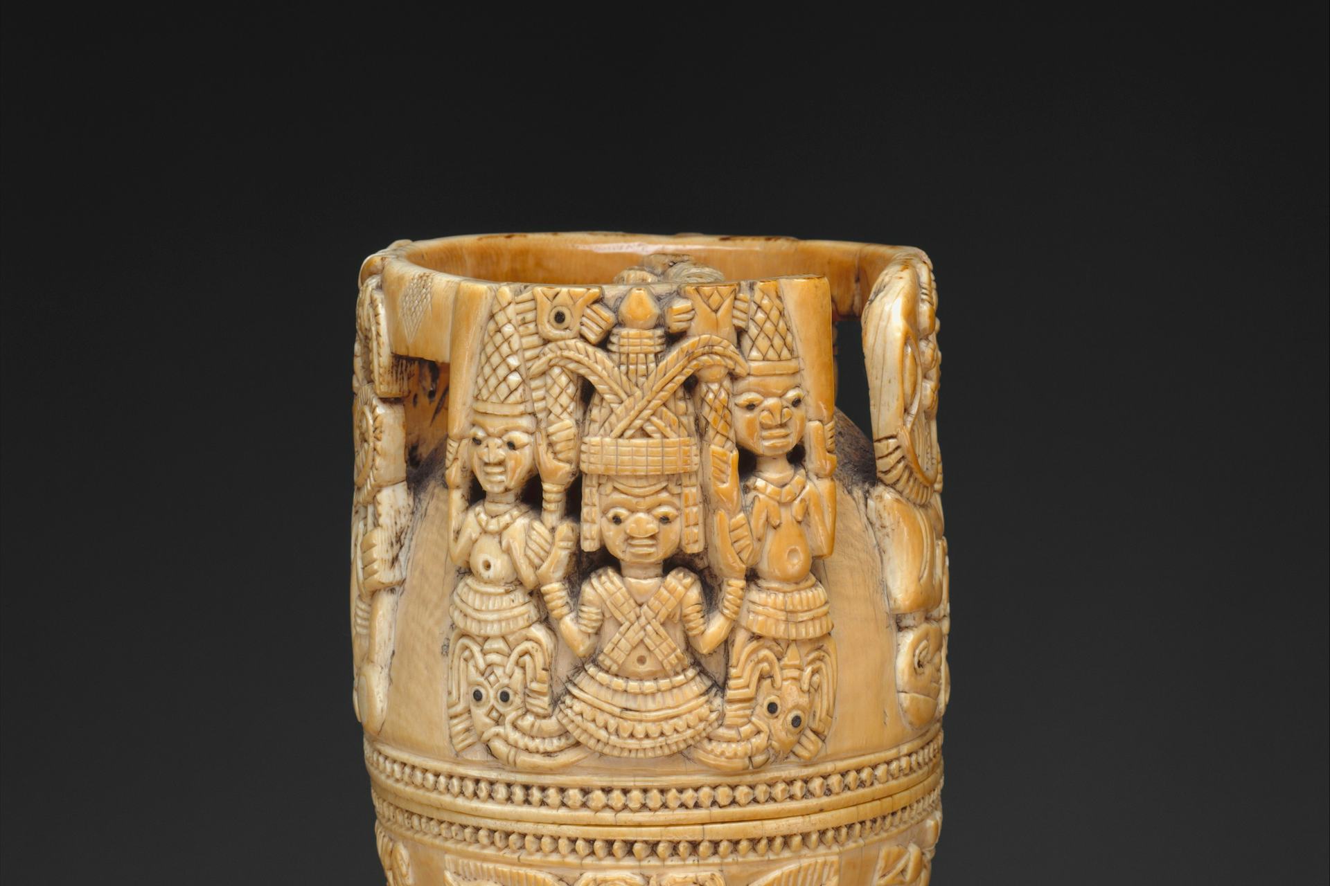 Ivory vessel by Yoruba artist (17th to 18th century).