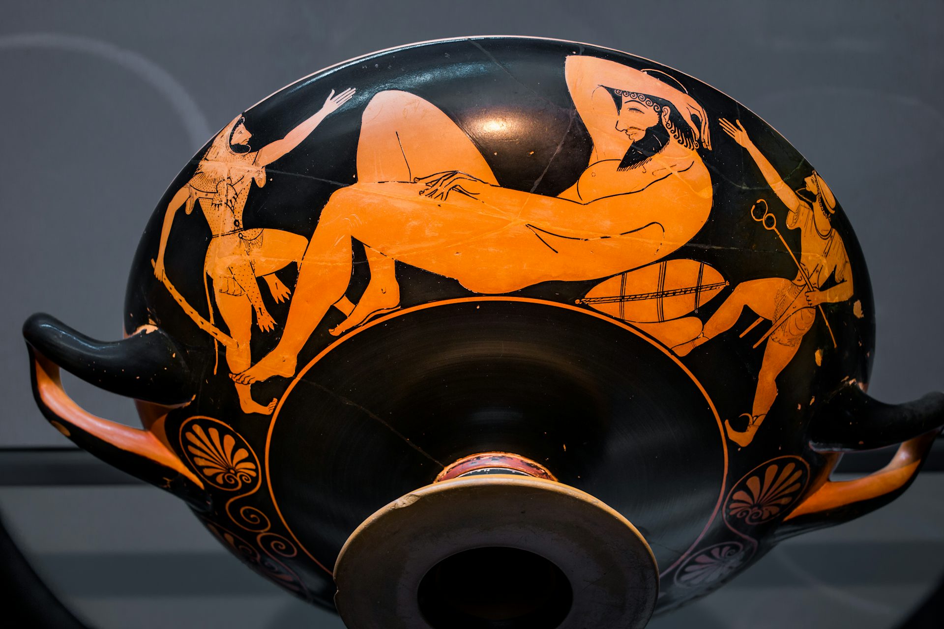 Heracles Alcyoneus Hermes attic red-figure kylix by Deiniades and Phintias, circa 520-500 BCE